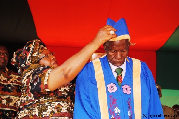 JB conducts the symbolic elevation of the Senior Chief Mponda