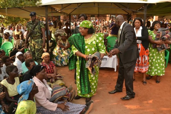 Ex-Malawi leader Banda donates blankets