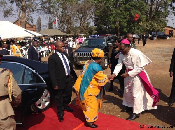 President Banda greets Bishop Ziyaye