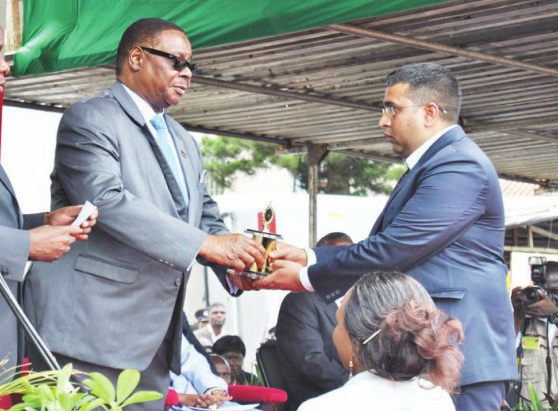 Mutharika presenting an award to a Pharmanova official