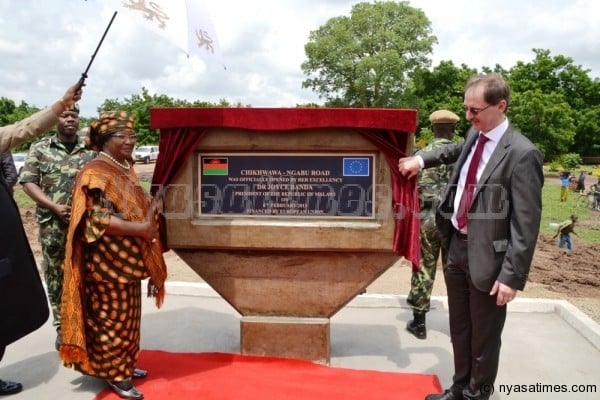 President Banda unveils the plaque on the road