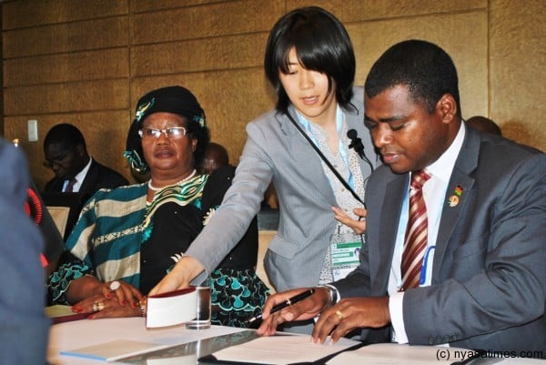 Jooma signs the Agreement on behalf of the Malawi Government