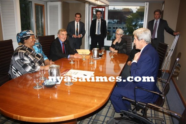 Joyce Banda having a discussion with John Kerrym US Secretary of State