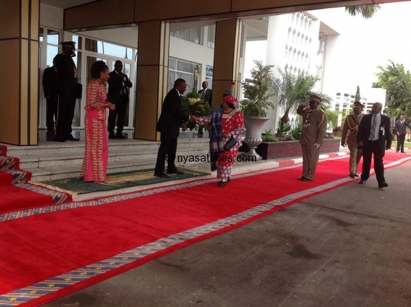 DRC President Joseph Kabila welcomes Banda at State House