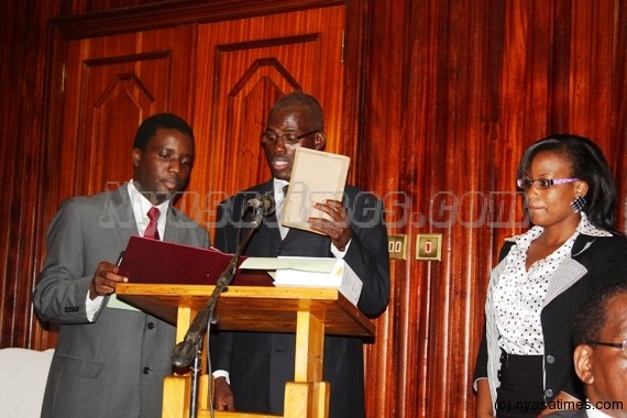 Judge Chikopa taking oath