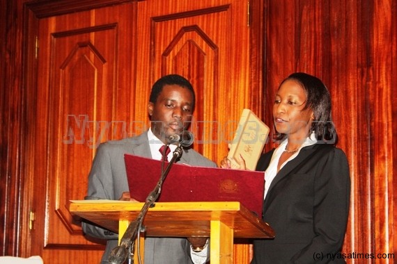 Justice Kamanga taking her oath presided over by Acting High Court Registrar Micheal Tembo