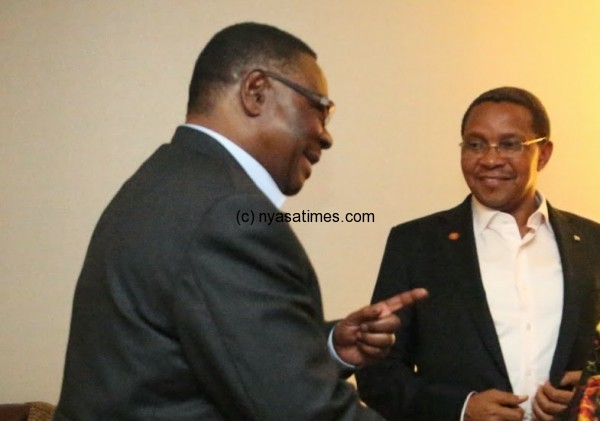 Mutharika invites Kikwete (r) to visit Malawi