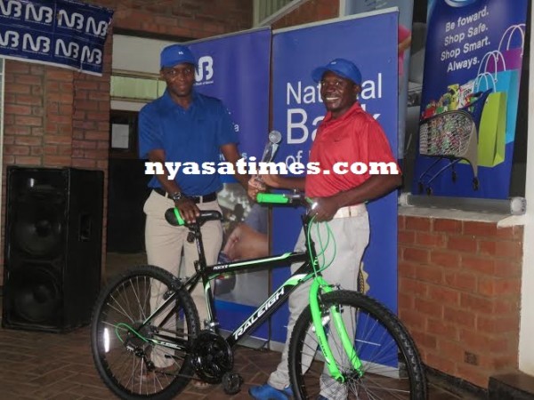 Kachepatsonga receives his prize from William Kaunda