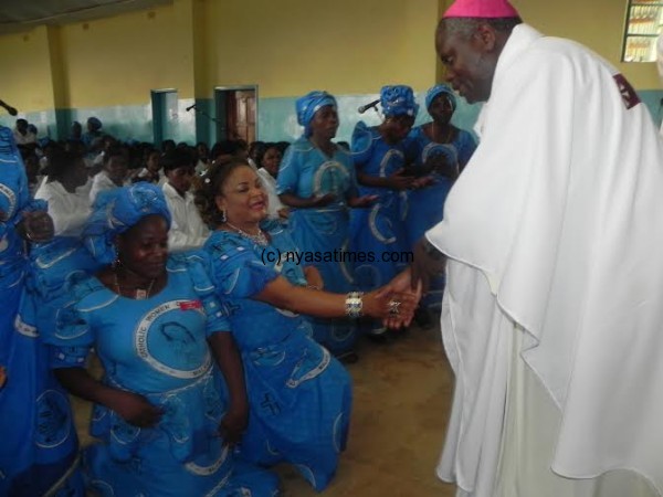 Kaliati greets  Bishop Zuza