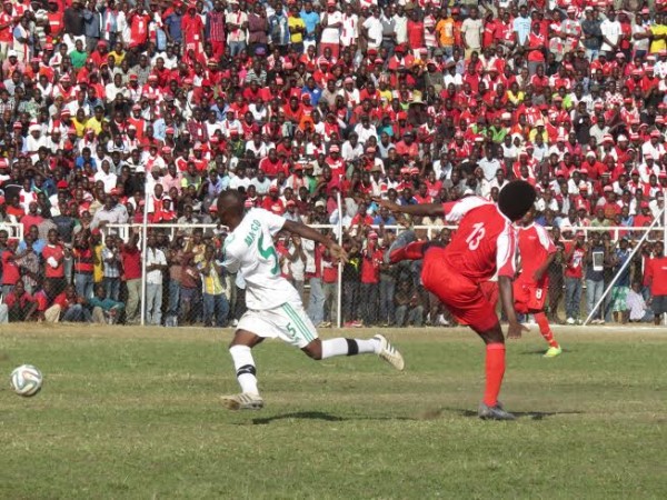 Kalinda gets the better of Fodya - Pic Alex Mwazalumo