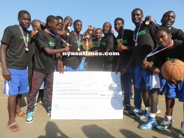 Kalua (middle) presents the trophy and cheque to Nkhulande