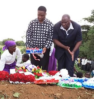 Opposition MPs Kamlepo Kalua and Enock Chihana laying wreaths
