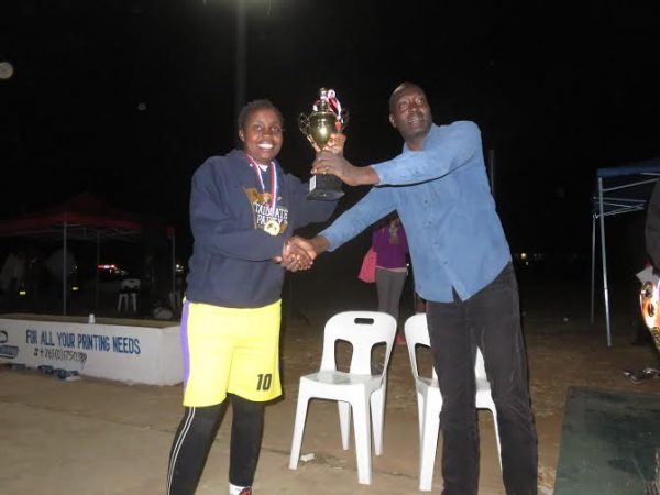Kamtengeni presents the trophy to Lisungu Banda.