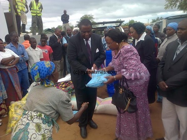 Kandodo presents releif items to the affected people