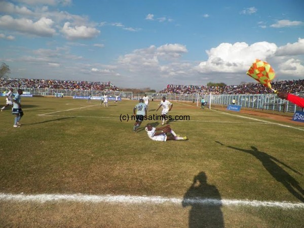Kaonga eludes a Blue Eagles defender, Pic Alex Mwazalumo