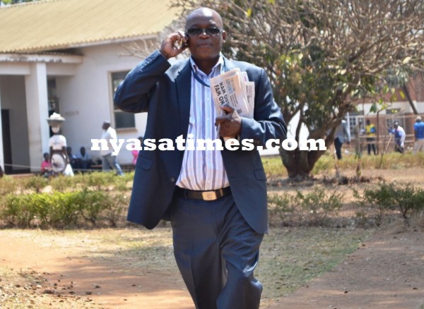 Kalonga arriving at court