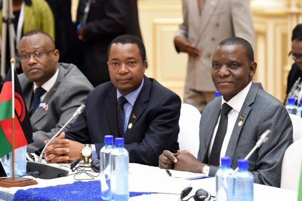 Kasaila (r) is joined by Foreign Affairs PS Dalitso Kabambe (c) and Malawi envoy to Mozambique Frank Viyazhi - Pic by Chikond Chimala, Mana