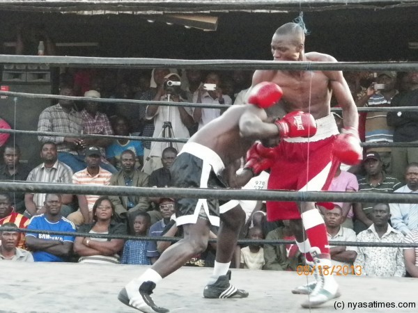 Kayuni thrusts his head into Masamba's body, Pic Leonard Sharra, Nyasa Times