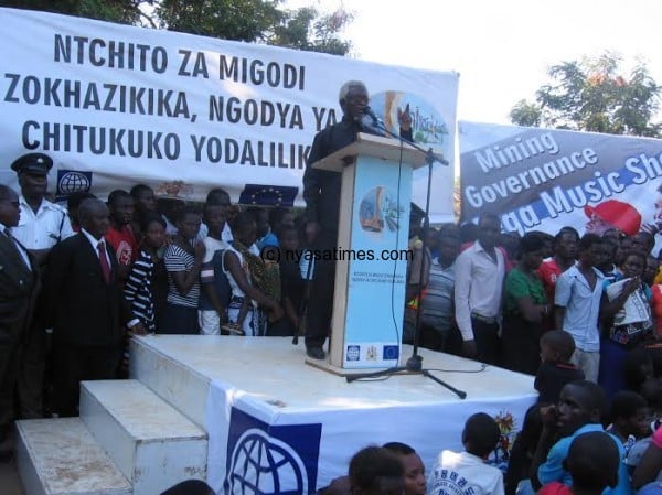 Kyungu addressing the public I’m prepared to die in fighting for development in Karonga.-Photo by Tiwonge Kumwenda, Nyasa Times