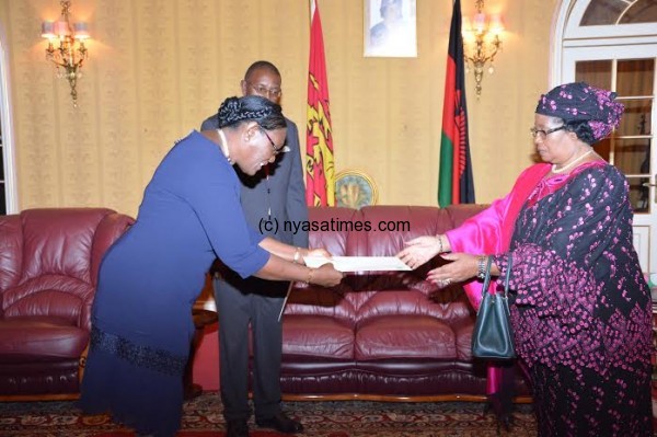 Liberian diplomat presenting her letters of credence to President Banda