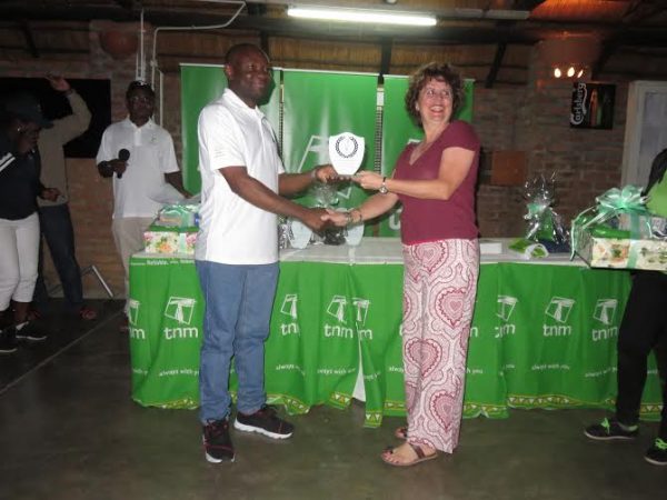 Ladies' champ Audla Bester gets her trophy from TNM's head of North