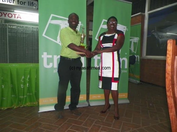 Ladies' champ Mina Mkandawire gets her trophy from TNM
