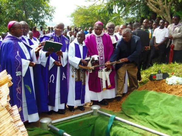 Laid-to-rest-Kaswaya-Photo-by-Jeromy-Kadewere.