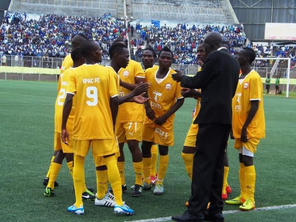 Leo-Mpulula-doing-some-pep-talk-to-his-players....Photo-Jeromy-Kadewere