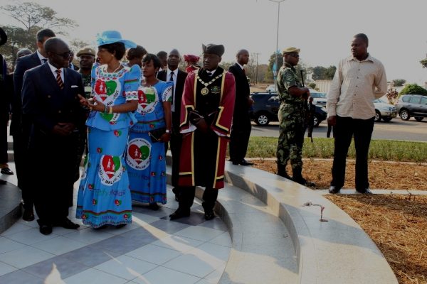 Lilongwe City Assembley CEO Alphonso Chikuni briefs the First Lady on the roundabous projects in Lilongwe on Sunday.(C)Govati Nyirenda