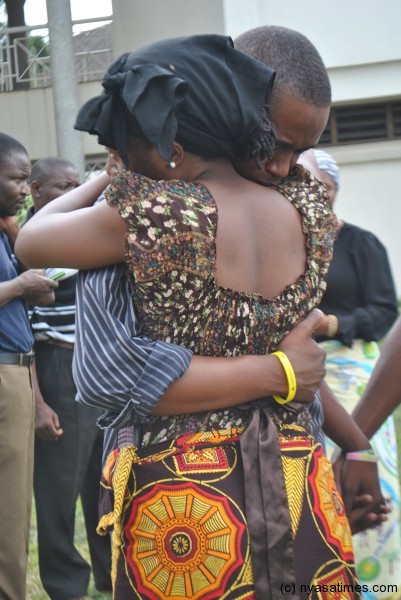 Livunza’s second born son Dan hugs in consolation a female friend at college of medicine in Blantyre – Pic by Kenneth Jali  - Mana ©