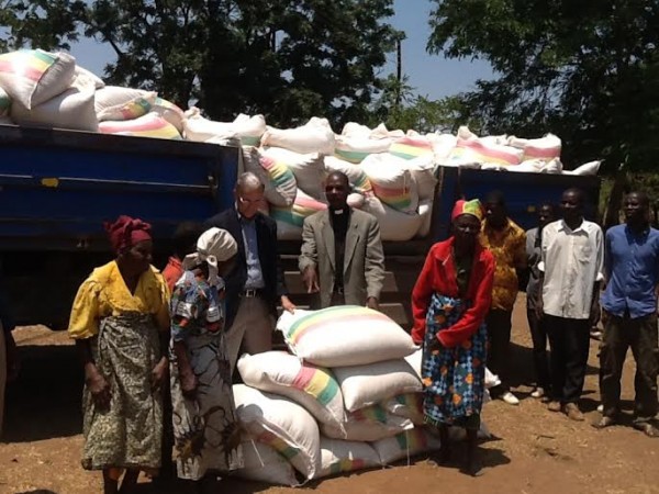 Loga and Reverend Kachipa distributing maize in Lilongwe