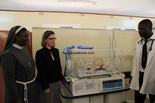 Lungu and Buono and a medical doctor samples the donated incubator -- Picture by Samantha White (EGPAF)