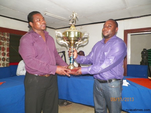 Luso TV MD Kendall Kamwendo presents the trophy to Kasito, Pic Leonard Sharra 