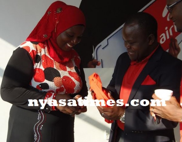 MP-Aisha-Adams-receives-a-handset-girft-from-Airtels-Iman-Photo-Jeromy-Kadewere