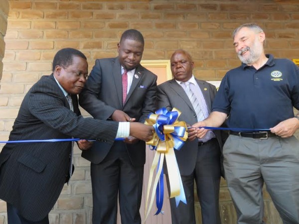 MP Chakhwantha (2nd left), Njikho, Kitchen in symbolic handover