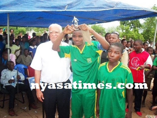 MP Thomson pose with James Academy who were champions-Photo, Lapken Kapoto