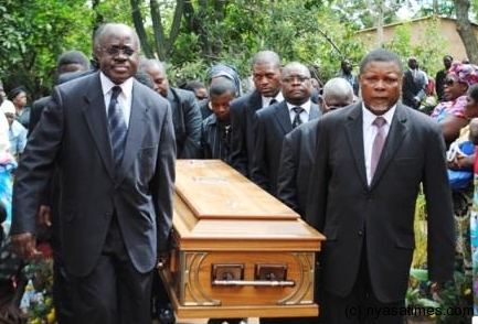 Newly retired chief justice Lovemore Munlo (R) and other judges carry Manyungwa's casket on his last mile