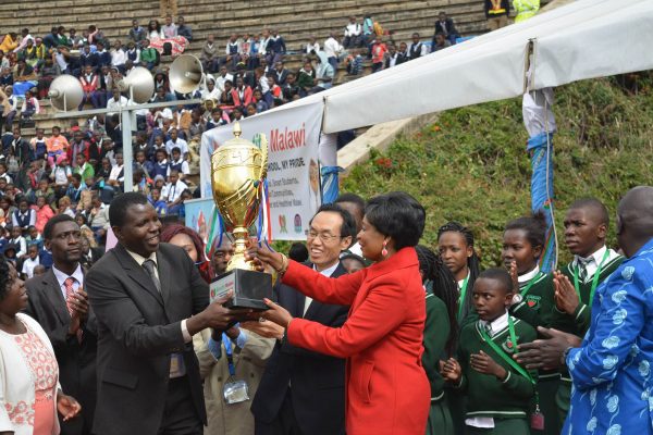 Madam Mutharika and Chinese Ambassador presenting the trophy to The Lilongwe Academy