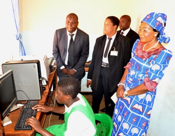Madame  Mutharika, Observes how Learners use the Computers at Resource Centre at Malingunde School for the Blind in Lilongwe-(c) Abel Ikiloni, Mana