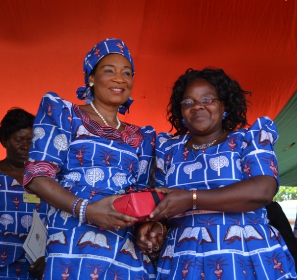 Madame Mutharika receives a gift from Mrs Kitty Msangaambe at Malingunde School for the Blind in Lilongwe-(c) Abel Ikiloni, Mana