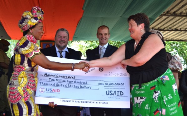 Madame Gertrude Mutharika symbolically receives a Check from US Ambassador, Palmer at Nkhonde Catholic Primary School, Balaka-(c) Abel Ikiloni