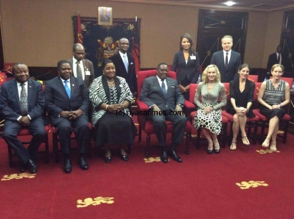 Madonna and Mutharika with their officials