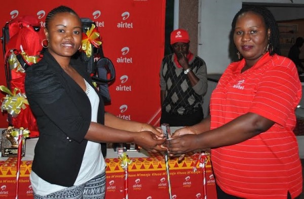 Maggie Muwkehha receiving her prize....Photo Jeromy Kadewere.