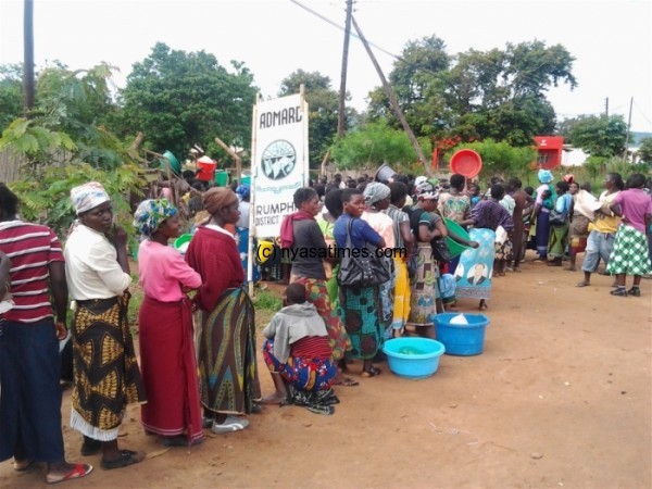 Consumers line up to buy scarce maize supplies at a market in Rumphi, northern Malawi © Sanje Msiska/IRIN
