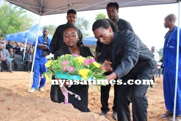 Makawa's children laying their wreaths...Photo Jeromy Kadewere