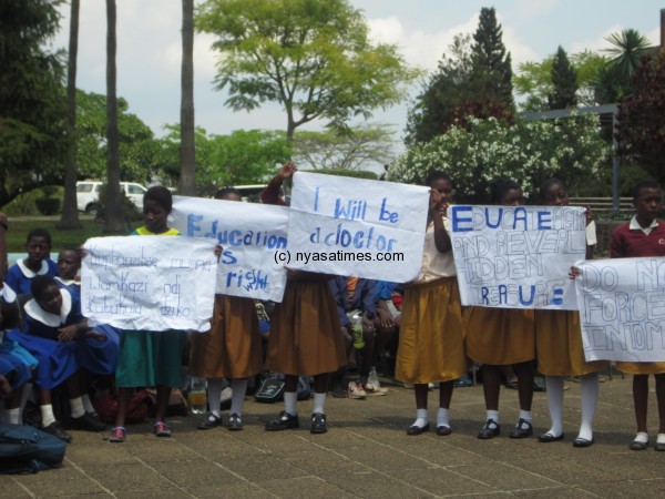 Malawi Girls holding placards during the event....picture by Roxanne Ma (GENET)