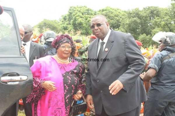 Malawi leader Joyce Banda being welcomed by Vice President Khumbo Kachali at the memorial service of Inkosi Mbelwa in Mzimba-pic by Lisa Vintulla, Mana