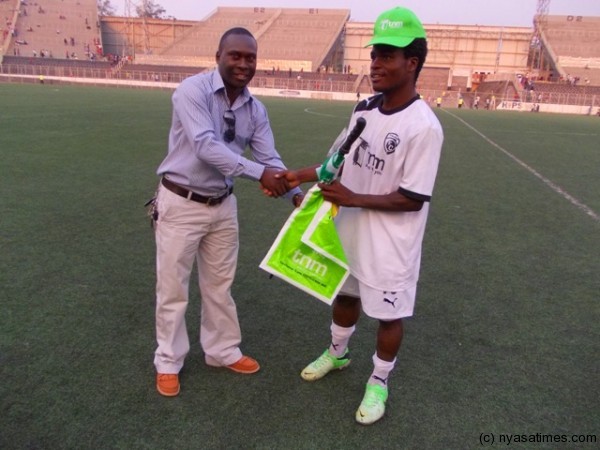 Man of the match Green Harawa receiving his award from Sulom Tiya Nsomba.....Photo Jeromy Kadewere