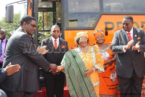Maneno Mtawali presenting the bus keys ti President Banda