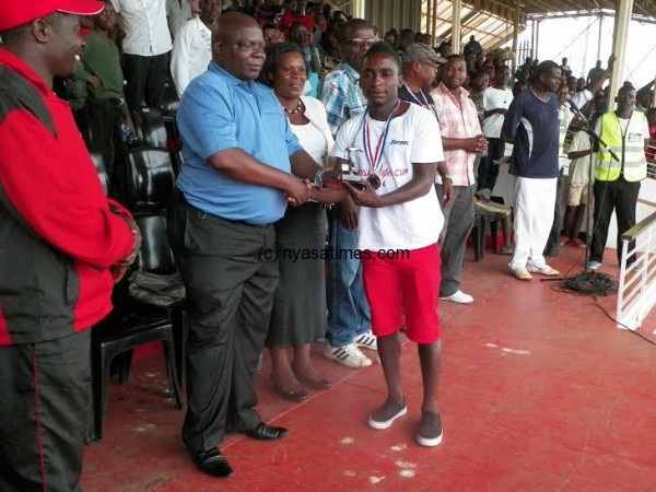 Manyenje receives a special award from Massa